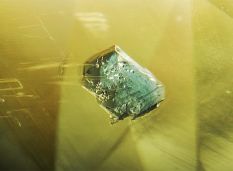 黃寶石內含綠色晶體Green Crystals in Yellow Sapphires,