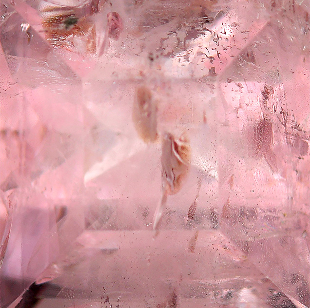 圖片說明：一顆優美的粉紅色矽鋯鈉鋰石，被賦予方形改良階梯式車工，尺寸為8.08x7.39x6.89mm，重量為2.95克拉。攝影：Diego Sanchez。