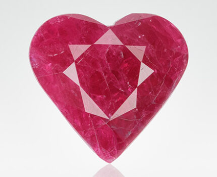 以鋅玻璃填充的半透明紅寶石 Translucent Ruby Filled with Zinc Glass