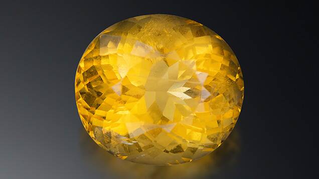圖片說明：一顆16.71克拉透明橘黃色橢圓形方鈉石，尺寸17.61x15.74x 12.88mm。攝影：Lhapsin Nillapat。