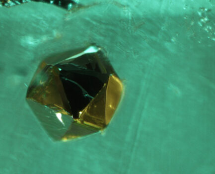 哥倫比亞祖母綠中的偽二十面體黃鐵礦 Pseudo-Icosahedral Pyrite in Colombian Emerald